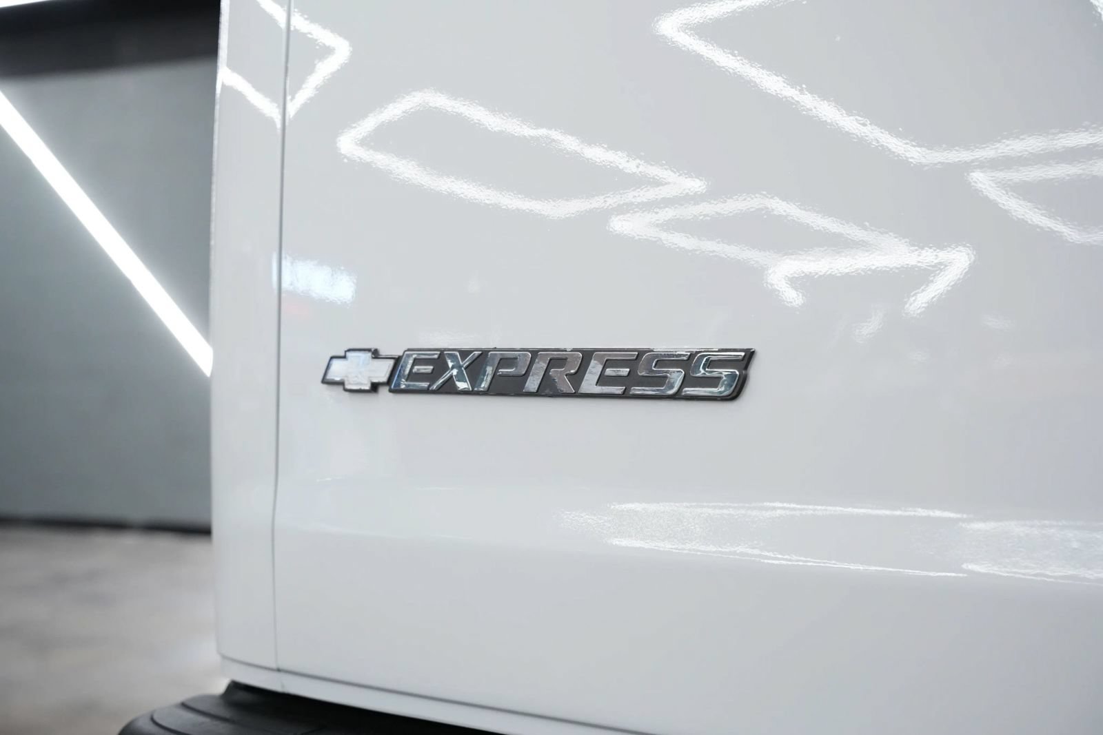 Used 2015 Chevrolet Express 2500 RWD image 17