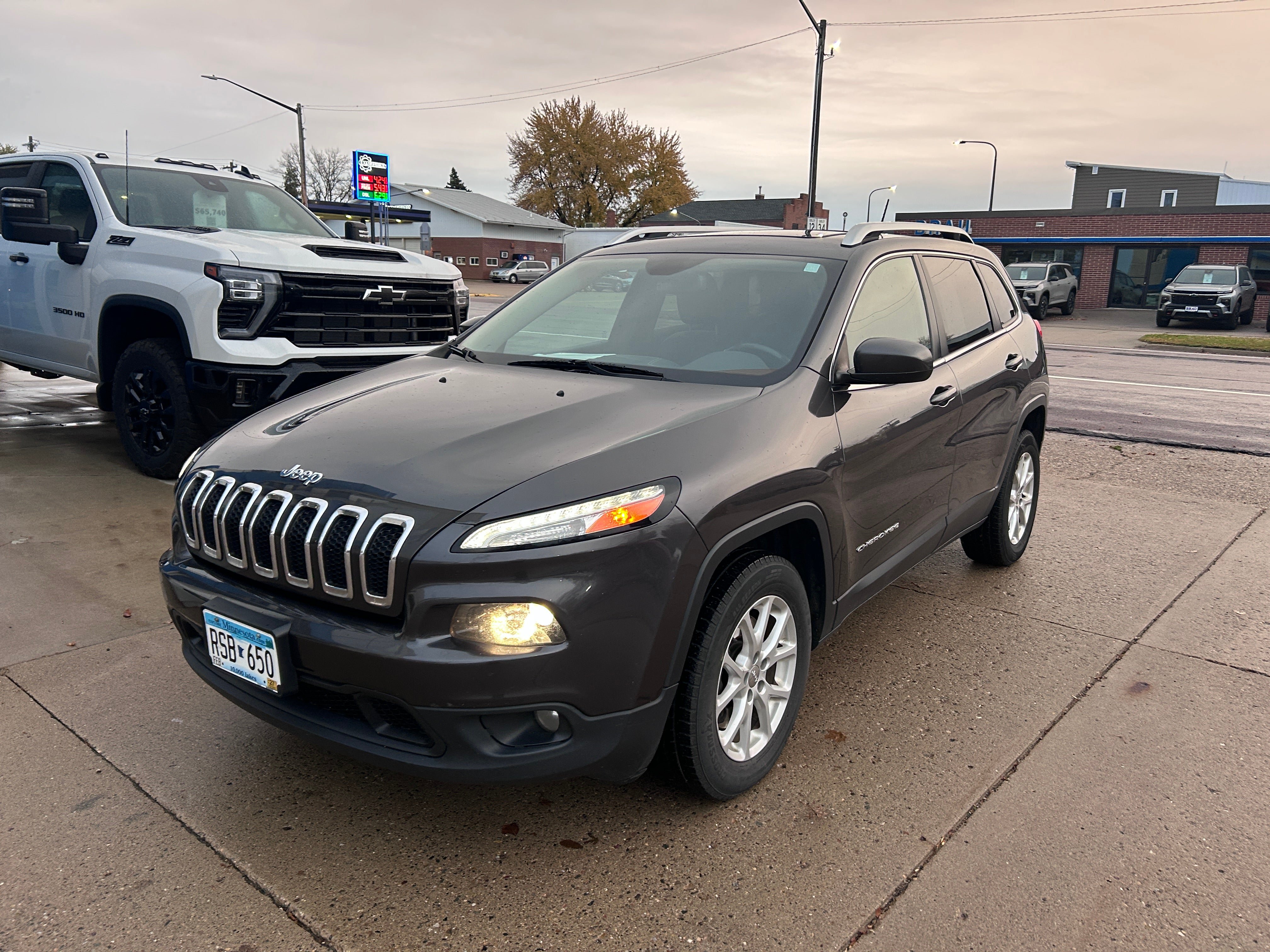 Used 2015 Jeep Cherokee Latitude w/ Cold Weather Group AWD/4WD image 2