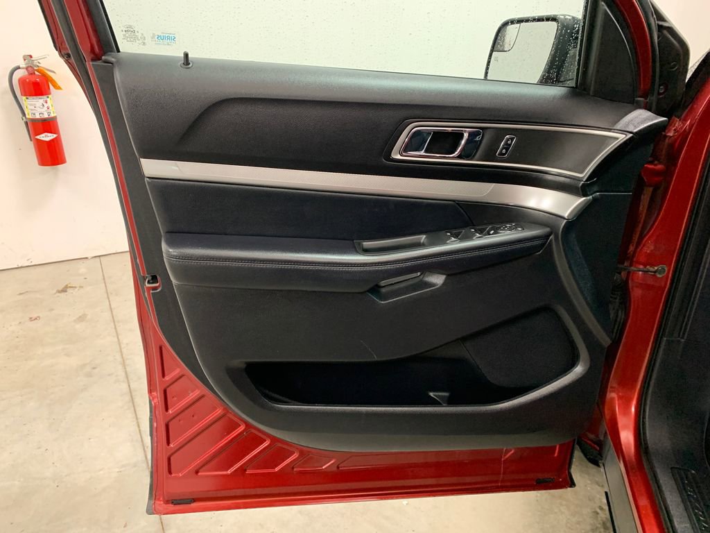 Used 2017 Ford Explorer XLT image 16