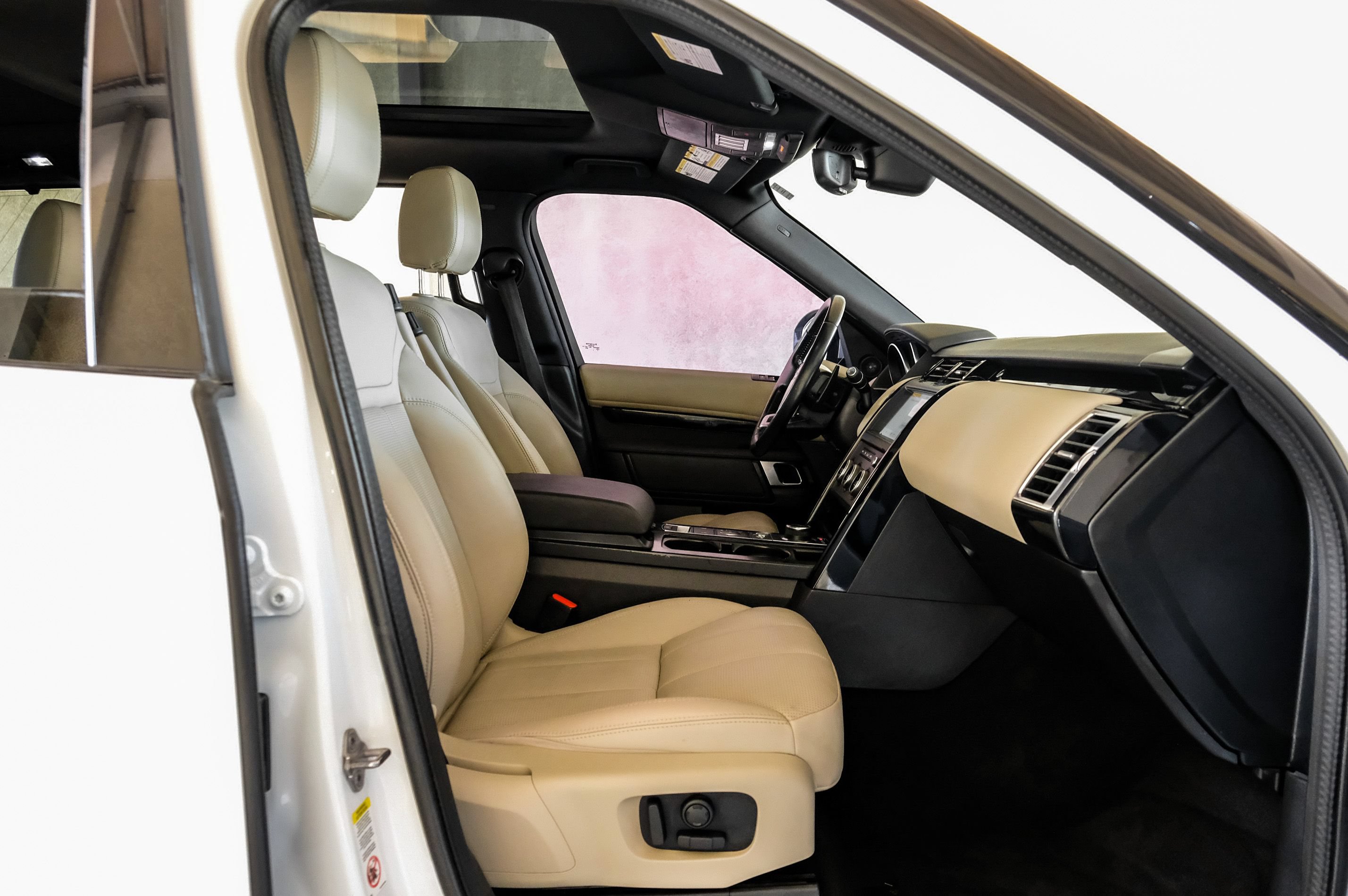 Used 2020 Land Rover Discovery SE AWD/4WD image 36