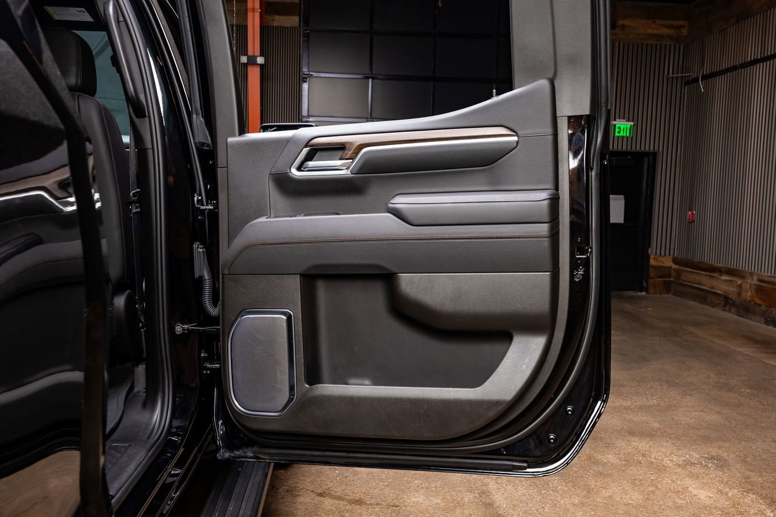 Used 2025 Chevrolet Silverado 1500 High Country w/ Midnight Edition image 38