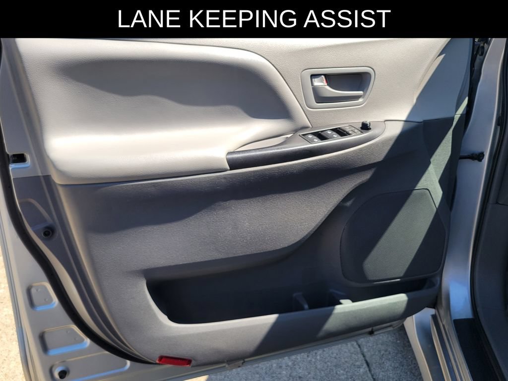 Used 2019 Toyota Sienna L w/ Carpet Mat Package FWD image 13