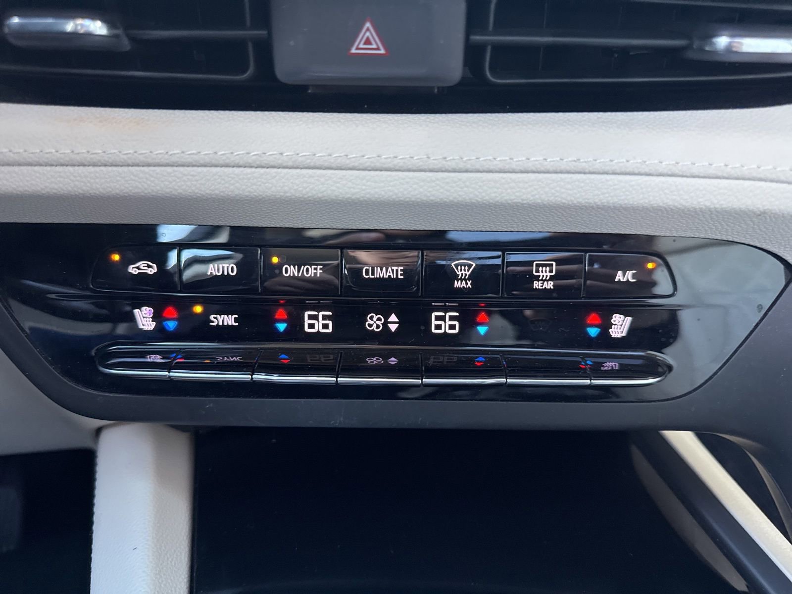 Used 2023 Buick Envision Avenir image 27