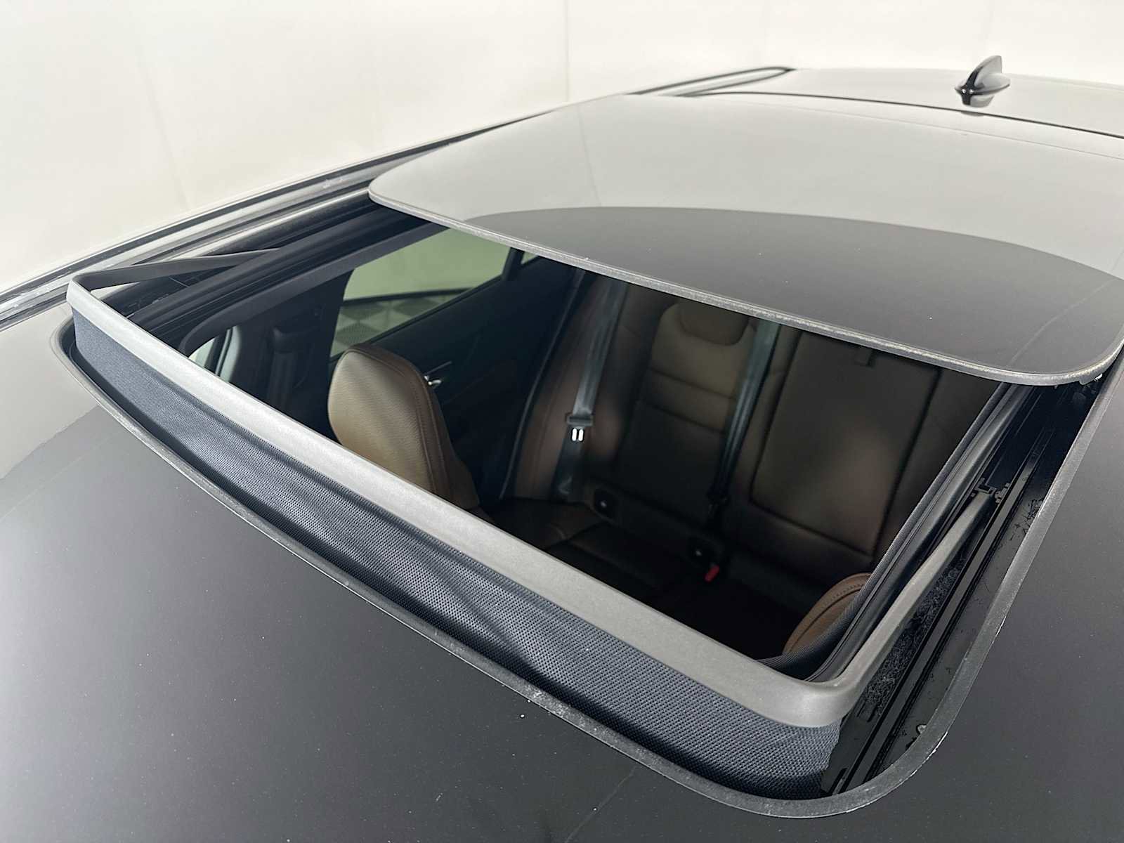 Certified 2025 Volvo V60 B5 Cross Country Plus w/ Protection Package Premier image 19