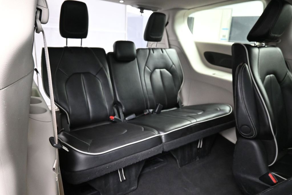 Used 2023 Chrysler Pacifica Limited FWD image 23