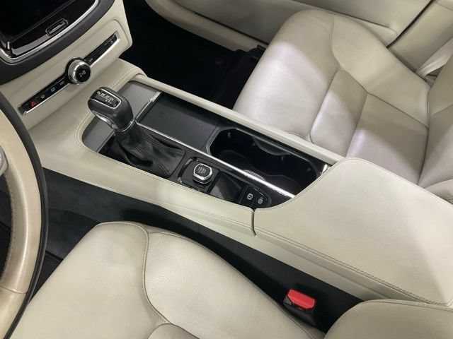Used 2022 Volvo XC90 T5 Momentum w/ Protection Package Premier FWD image 18