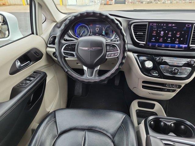 Used 2022 Chrysler Pacifica Touring-L image 15