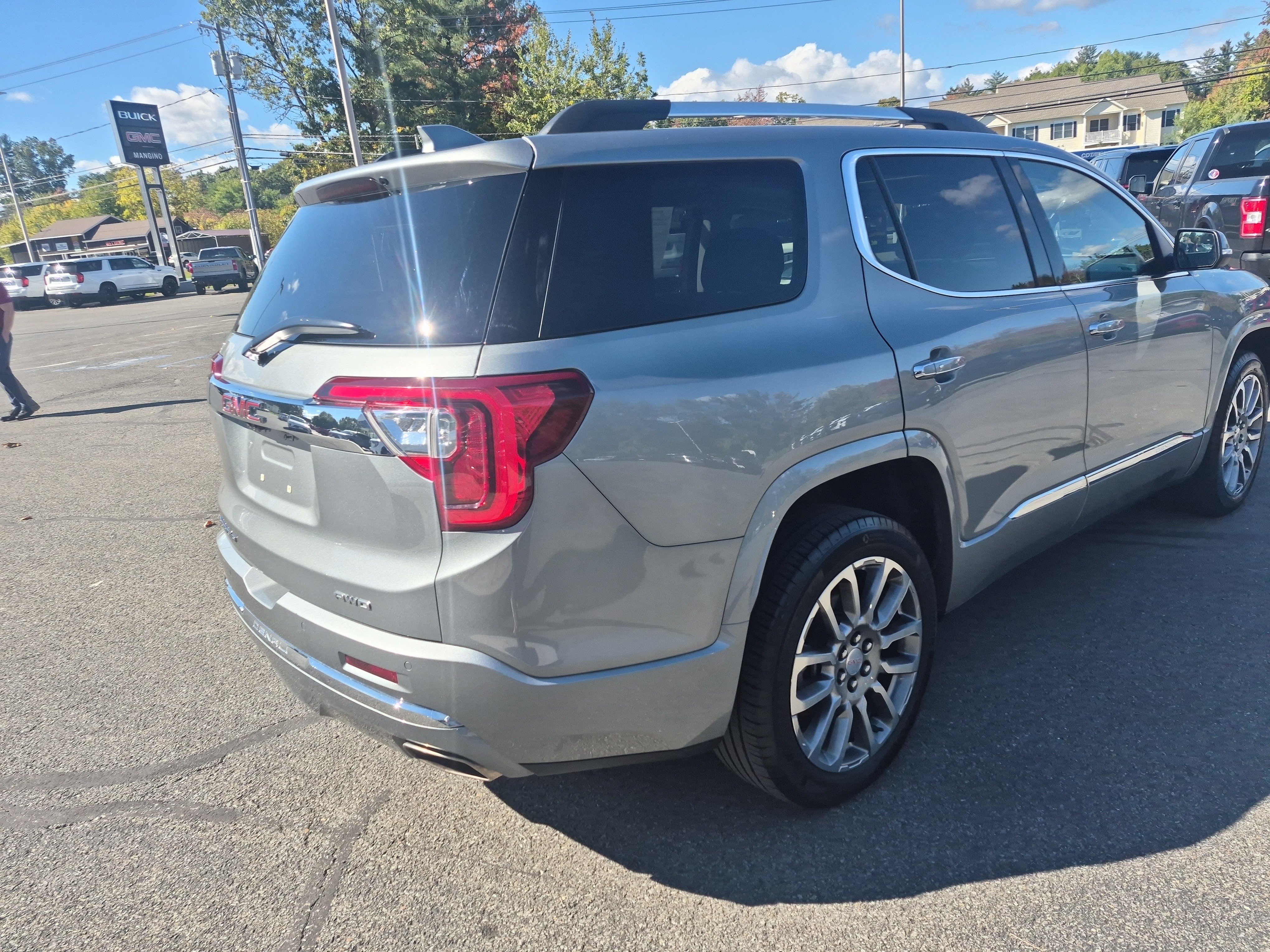 Used 2023 GMC Acadia Denali w/ Denali Ultimate Package AWD/4WD image 5
