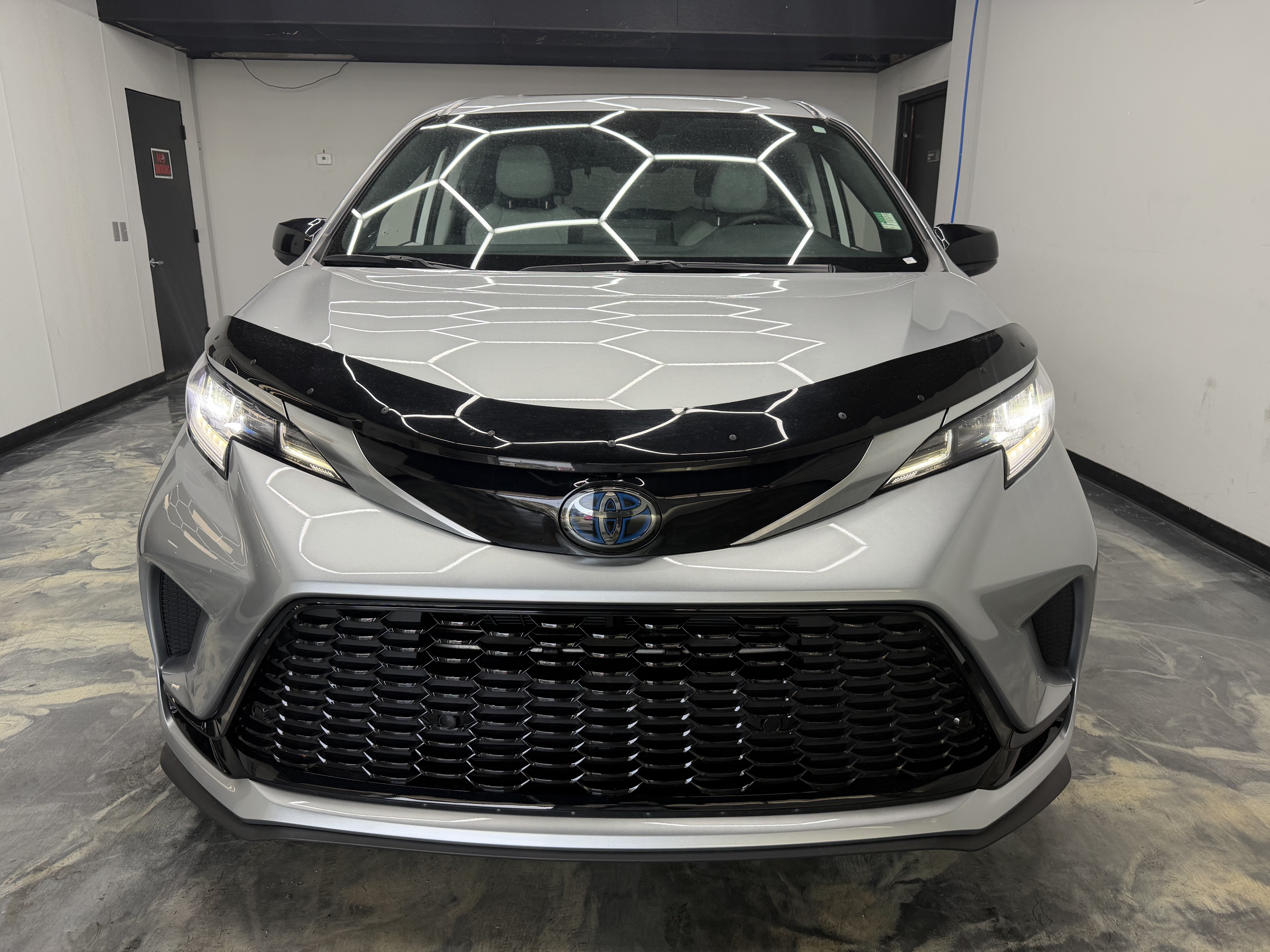 Used 2023 Toyota Sienna XSE AWD/4WD image 8
