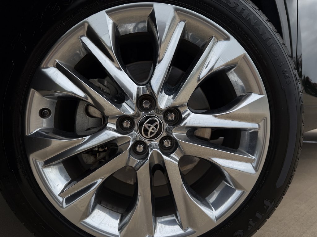 Used 2023 Toyota Highlander Limited FWD image 9