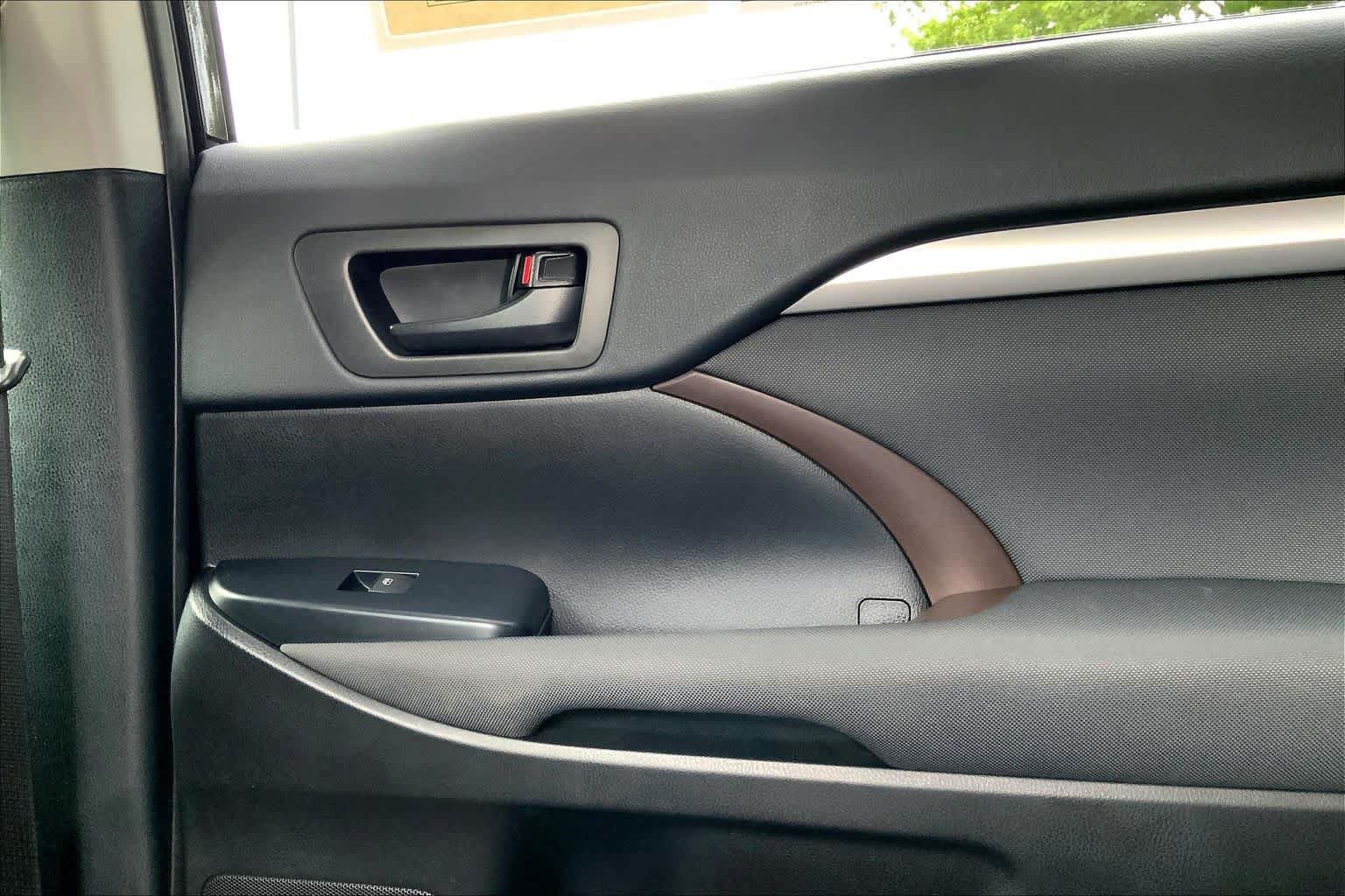 Used 2019 Toyota Highlander LE AWD/4WD image 36