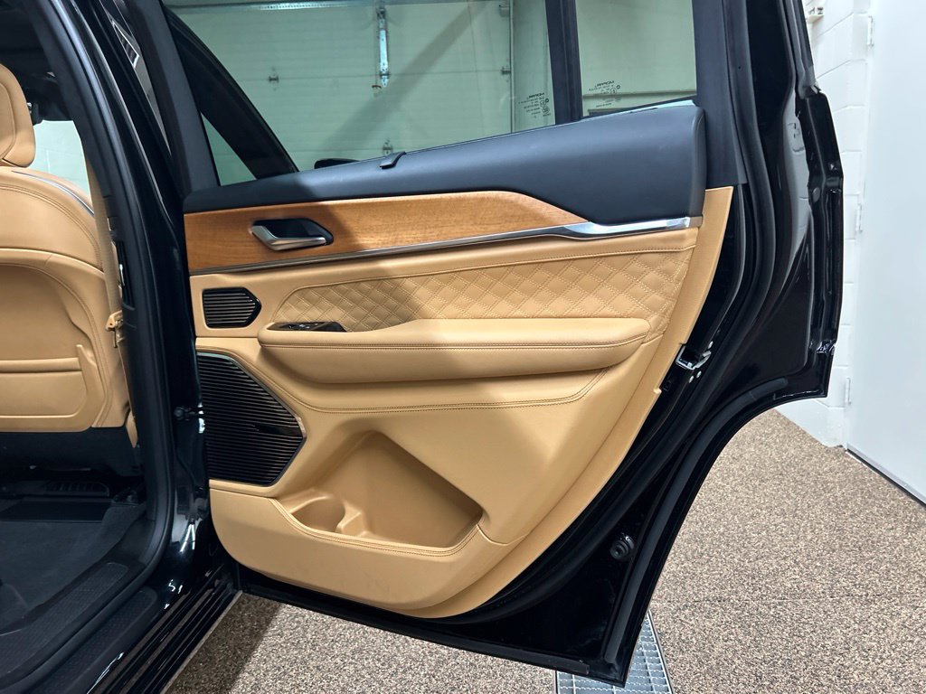 Used 2023 Jeep Grand Cherokee L Summit AWD/4WD image 17