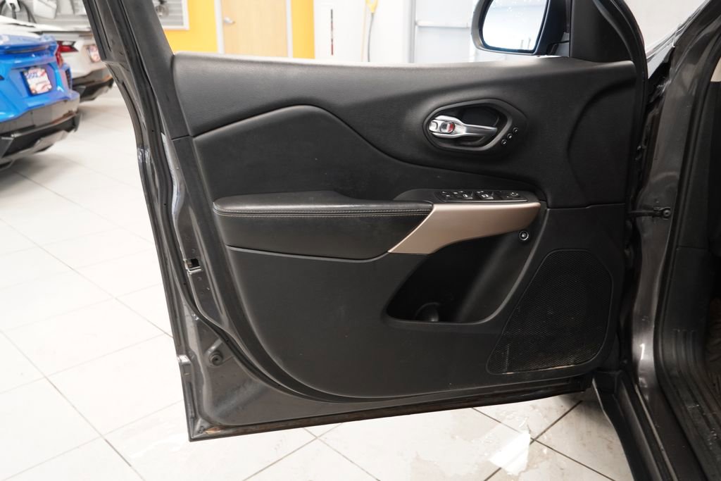 Used 2017 Jeep Cherokee Limited w/ Luxury Group image 5