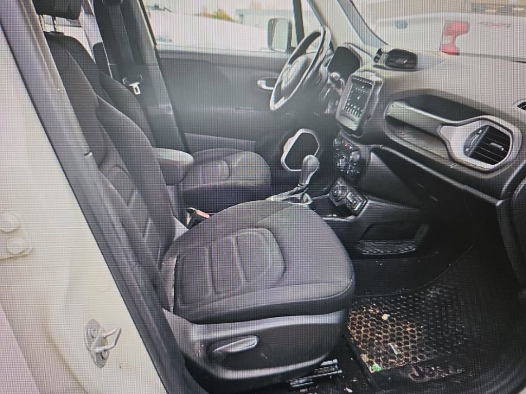 Used 2019 Jeep Renegade Latitude w/ Cold Weather Group image 8