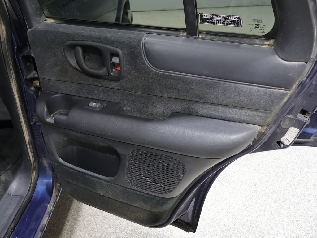 Used 2000 Chevrolet Blazer LS w/ LS Preferred Equipment Group AWD/4WD image 21