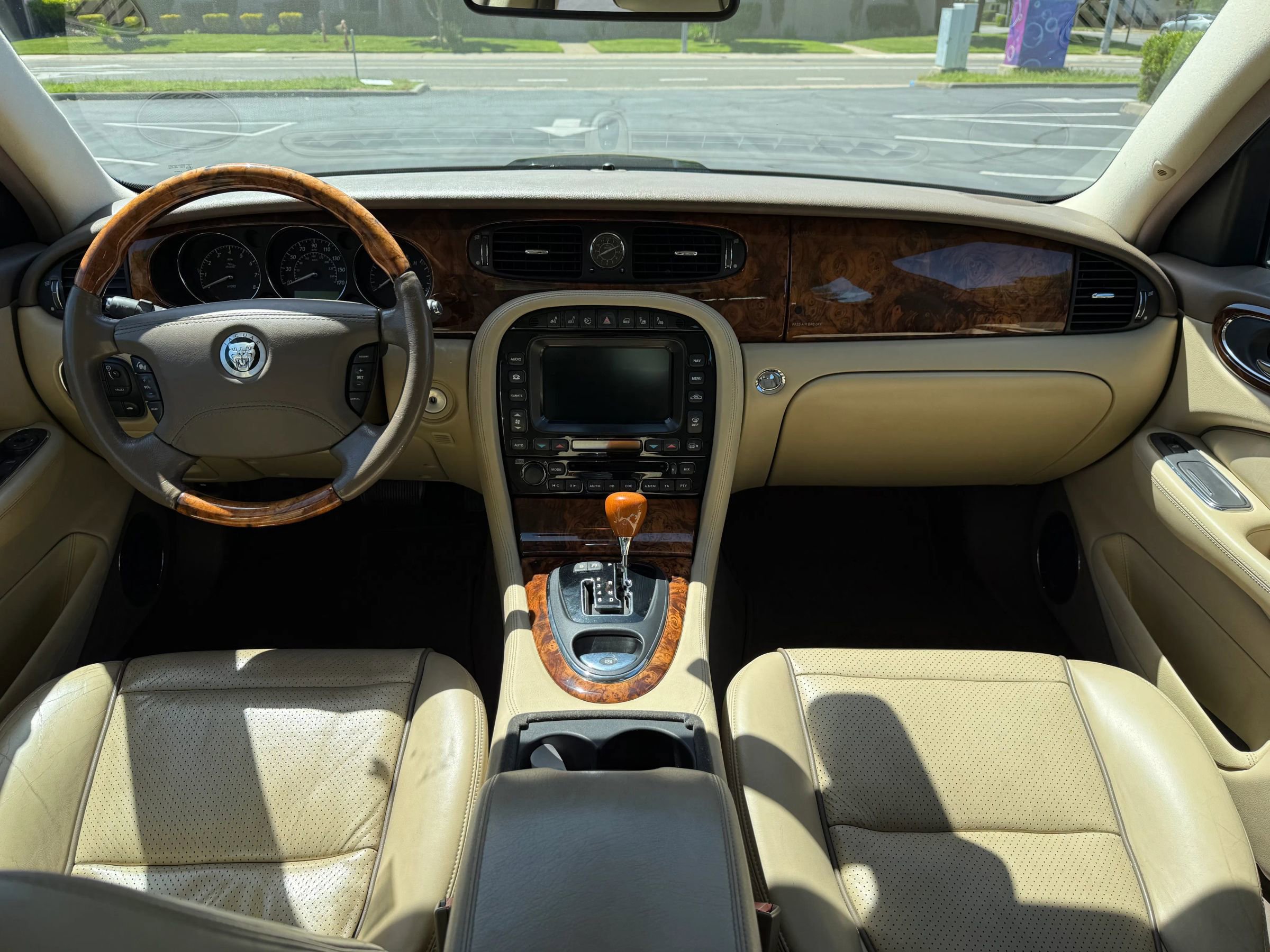 Used 2008 Jaguar XJ8 image 16