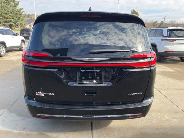 Used 2024 Chrysler Pacifica Limited image 5