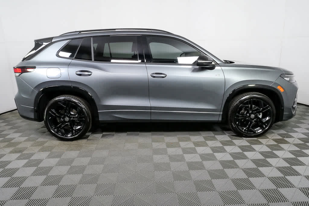 New 2026 Volkswagen Tiguan SE R-Line FWD image 2