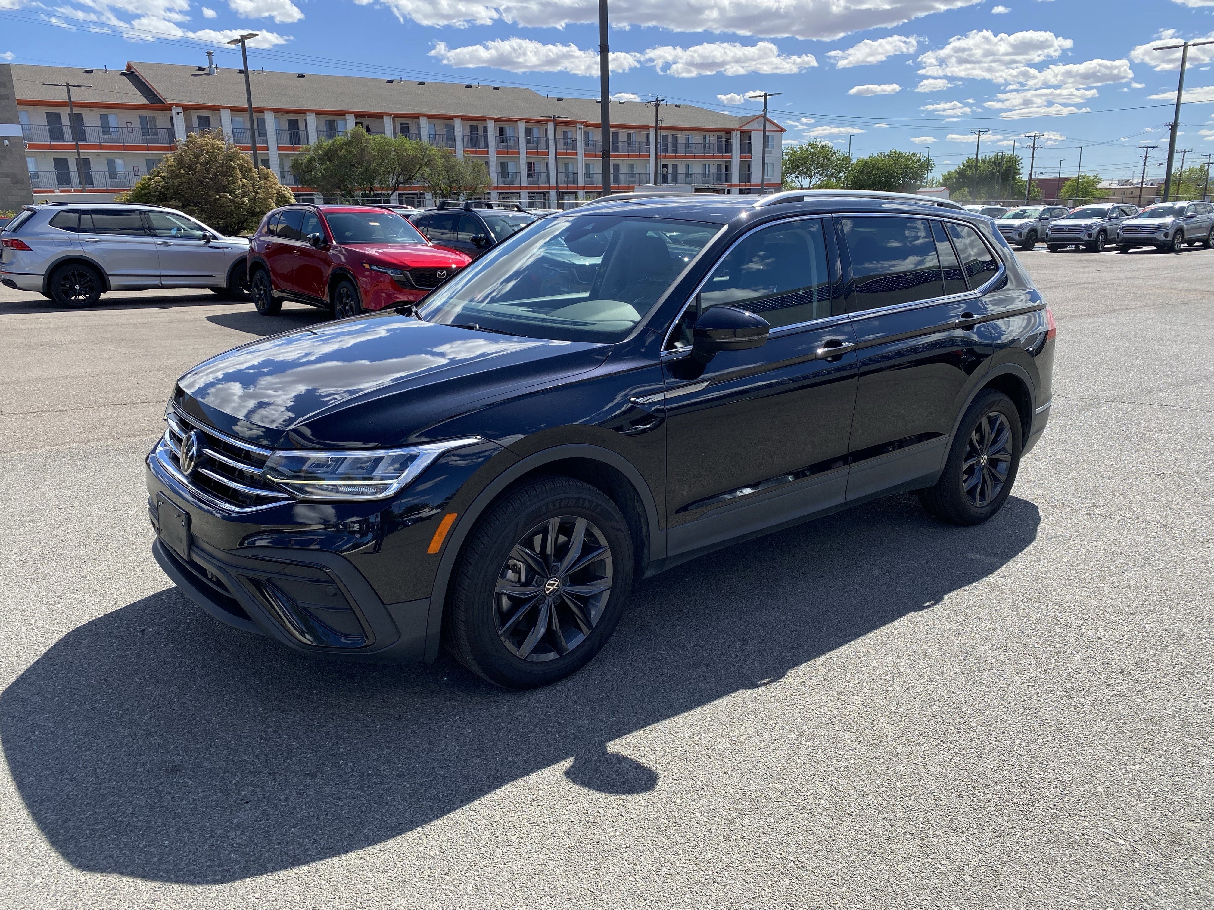Used 2022 Volkswagen Tiguan SE w/ Panoramic Sunroof Package FWD image 41