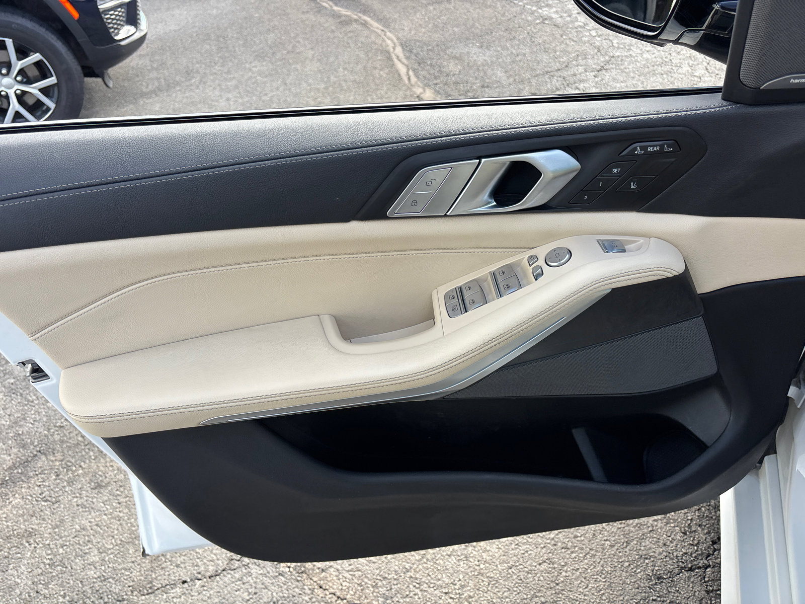 Used 2022 BMW X7 M50i w/ Cold Weather Package image 11