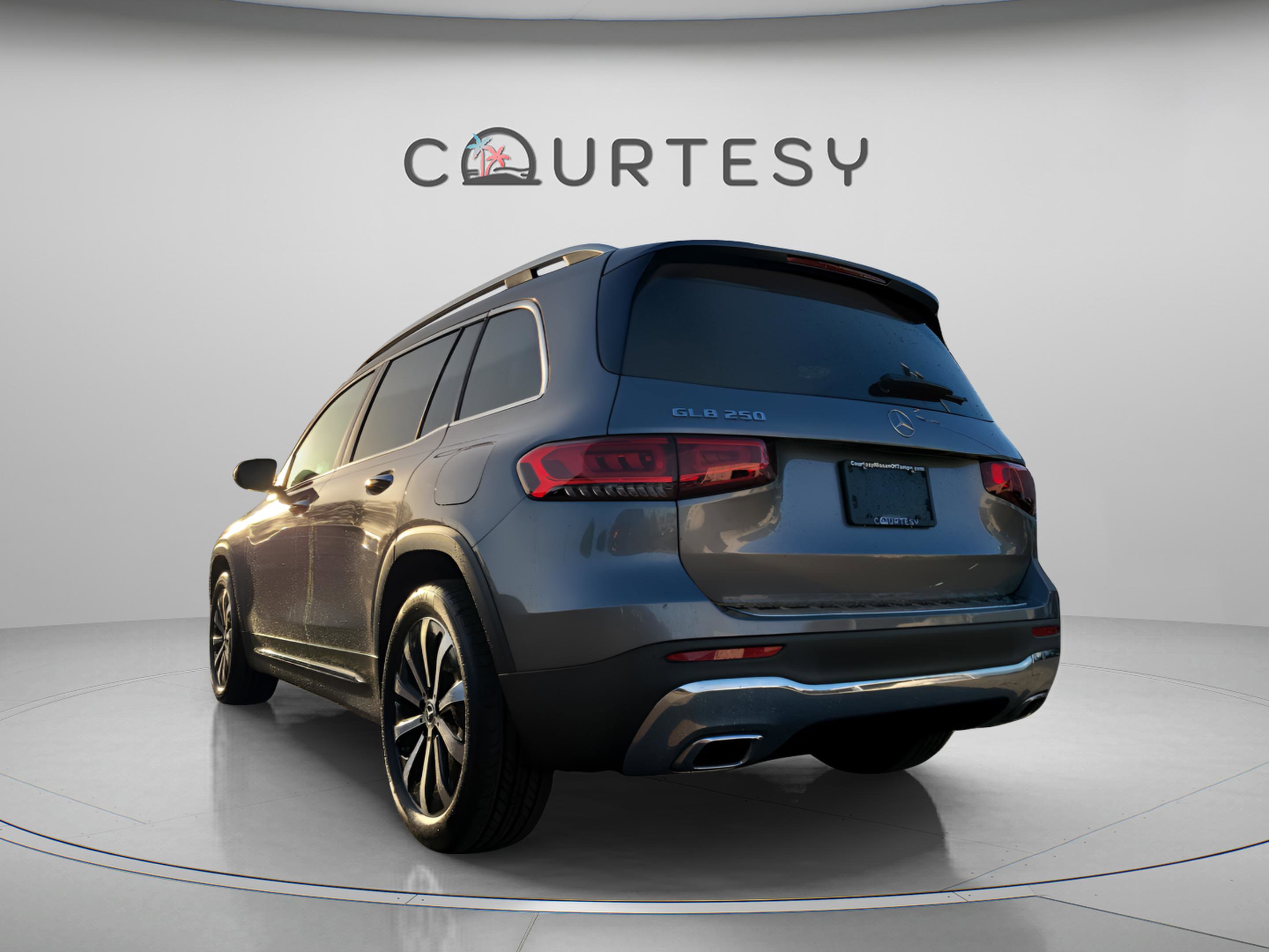 Used 2021 Mercedes-Benz GLB 250 image 2