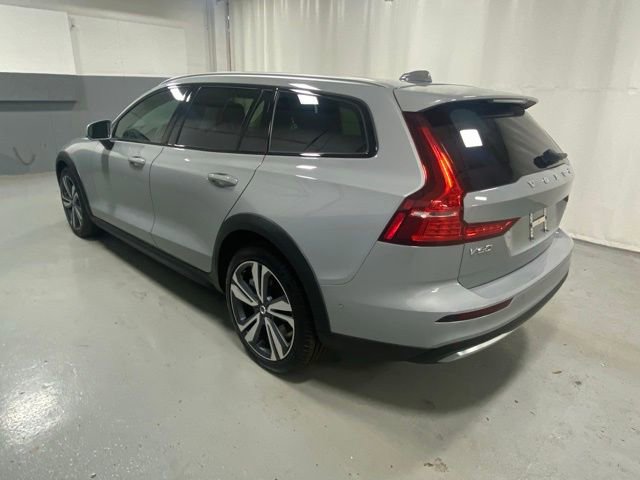 Certified 2025 Volvo V60 B5 Cross Country Plus image 2
