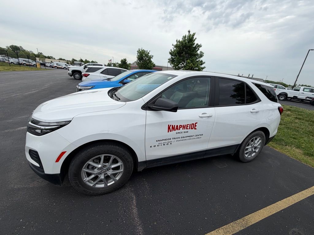 Used 2024 Chevrolet Equinox LS w/ LS Convenience Package FWD image 2
