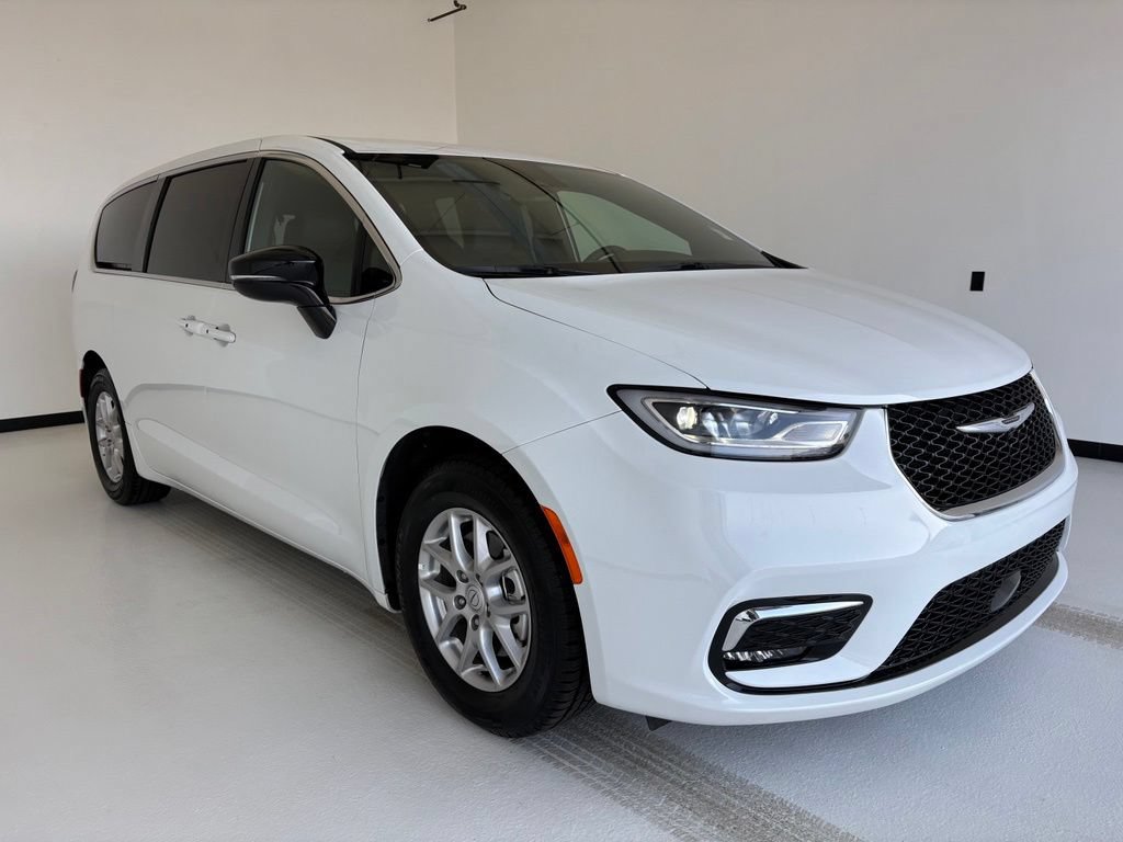 Used 2025 Chrysler Pacifica Select FWD image 16