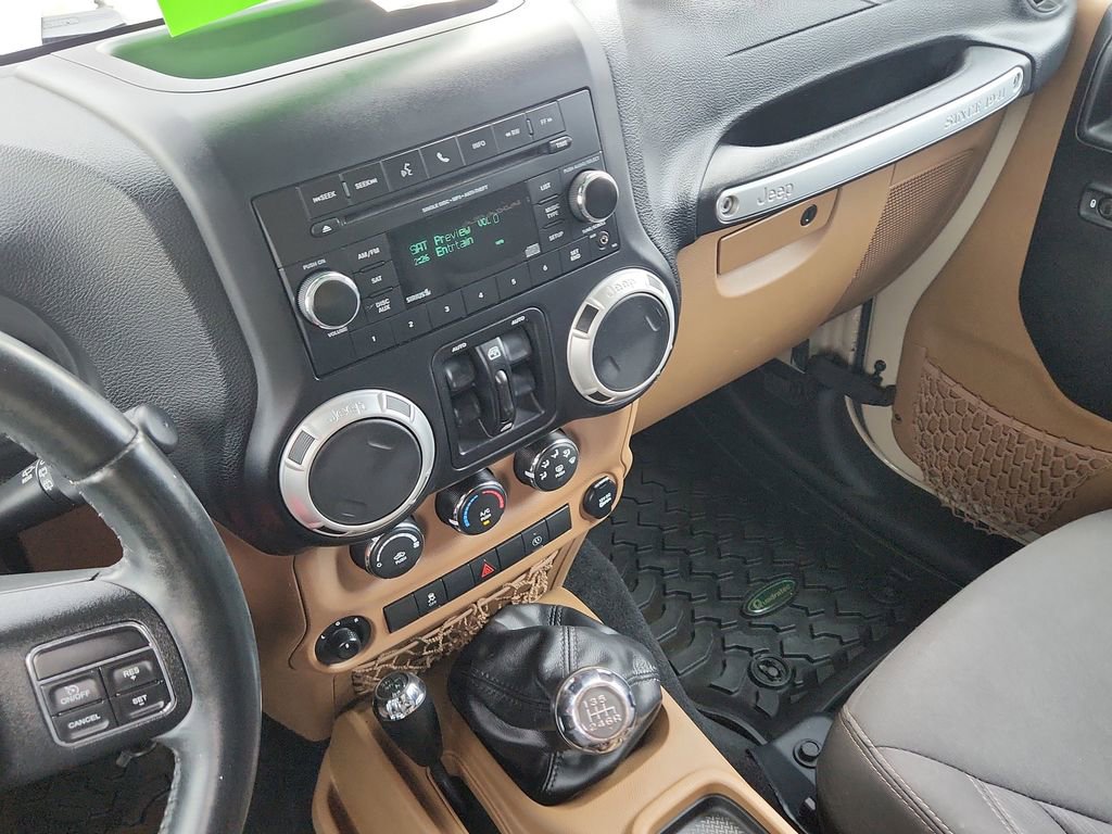 Used 2017 Jeep Wrangler Unlimited Sahara w/ Connectivity Group AWD/4WD image 14