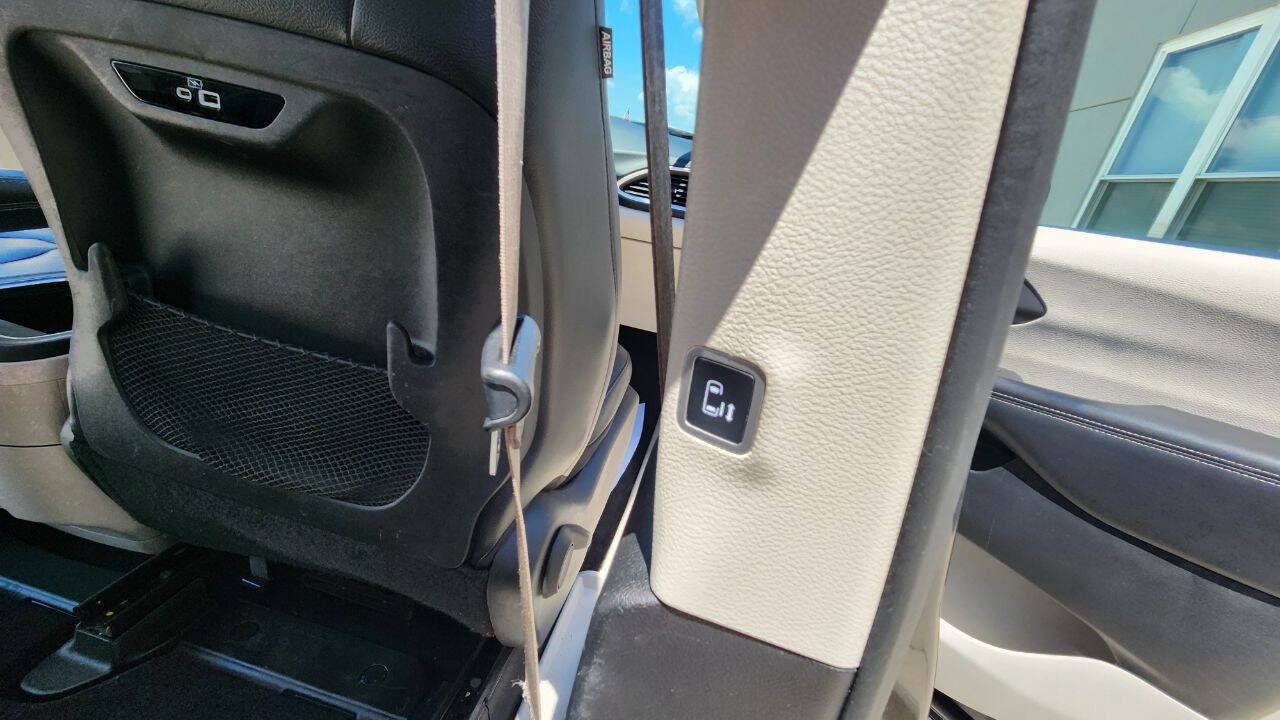 Used 2022 Chrysler Pacifica Touring-L FWD image 21