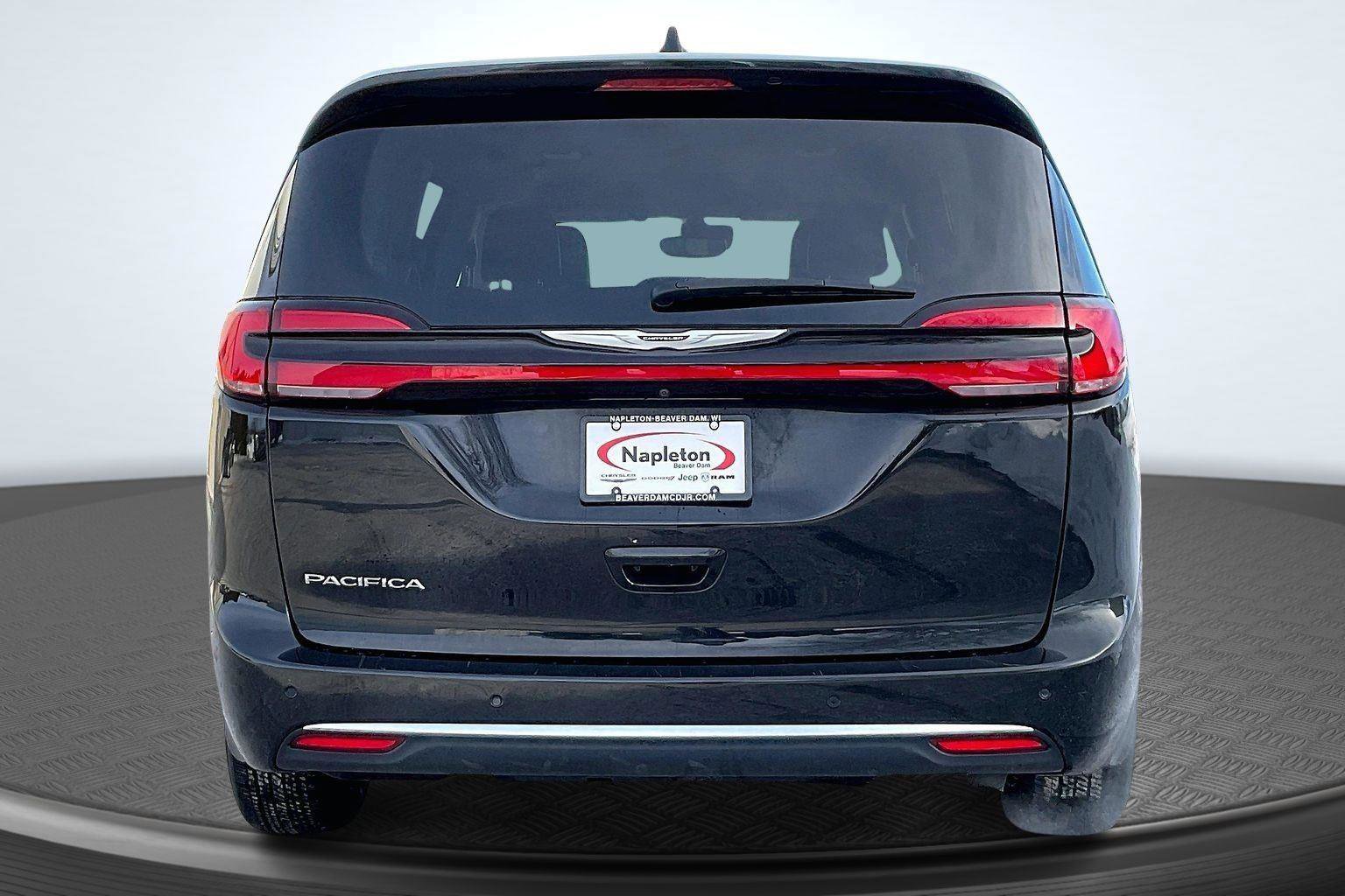 Used 2023 Chrysler Pacifica Touring-L image 4