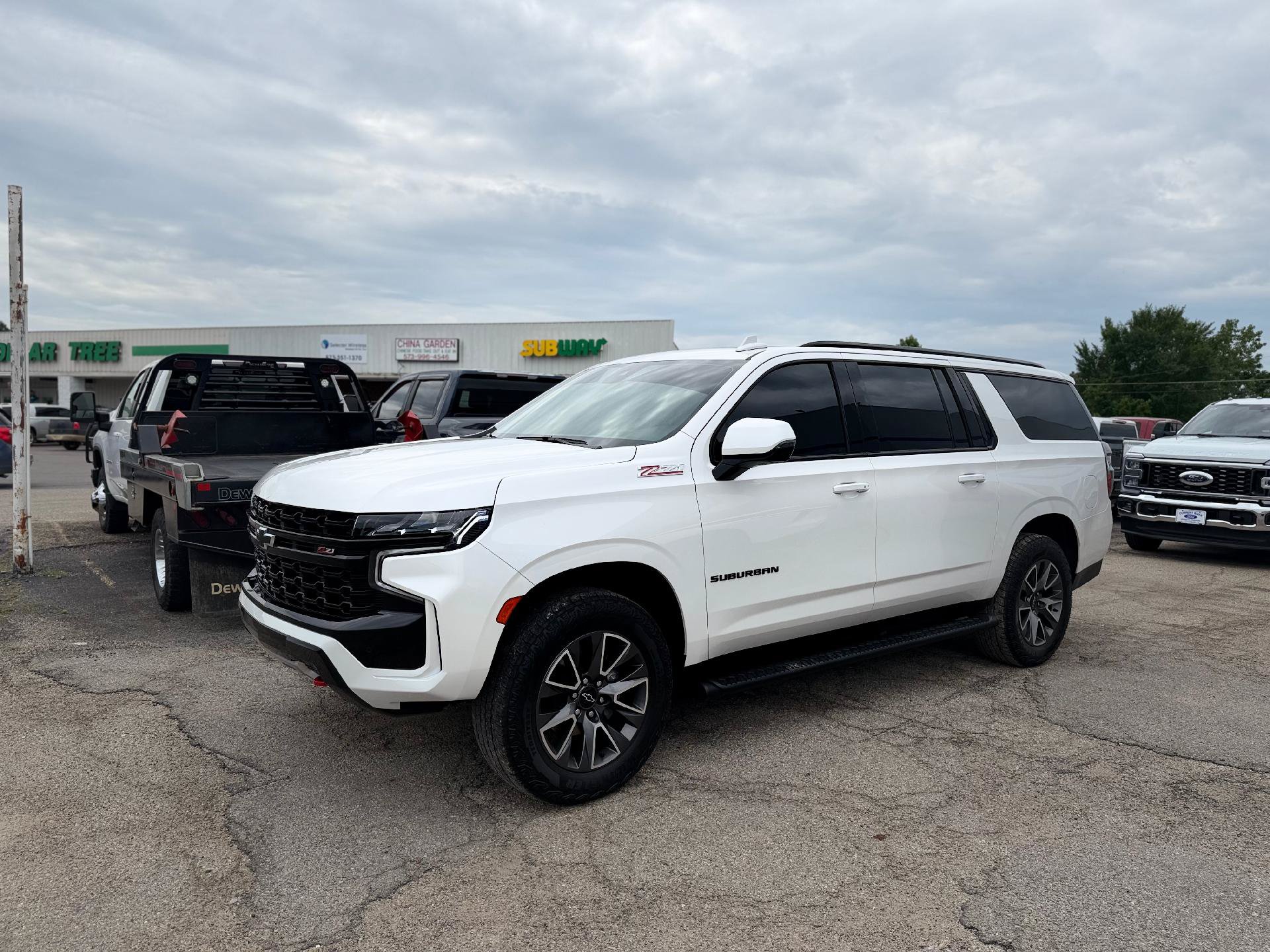 Used 2024 Chevrolet Suburban Z71 w/ Luxury Package AWD/4WD image 7