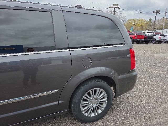Used 2016 Chrysler Town & Country Touring-L FWD image 17