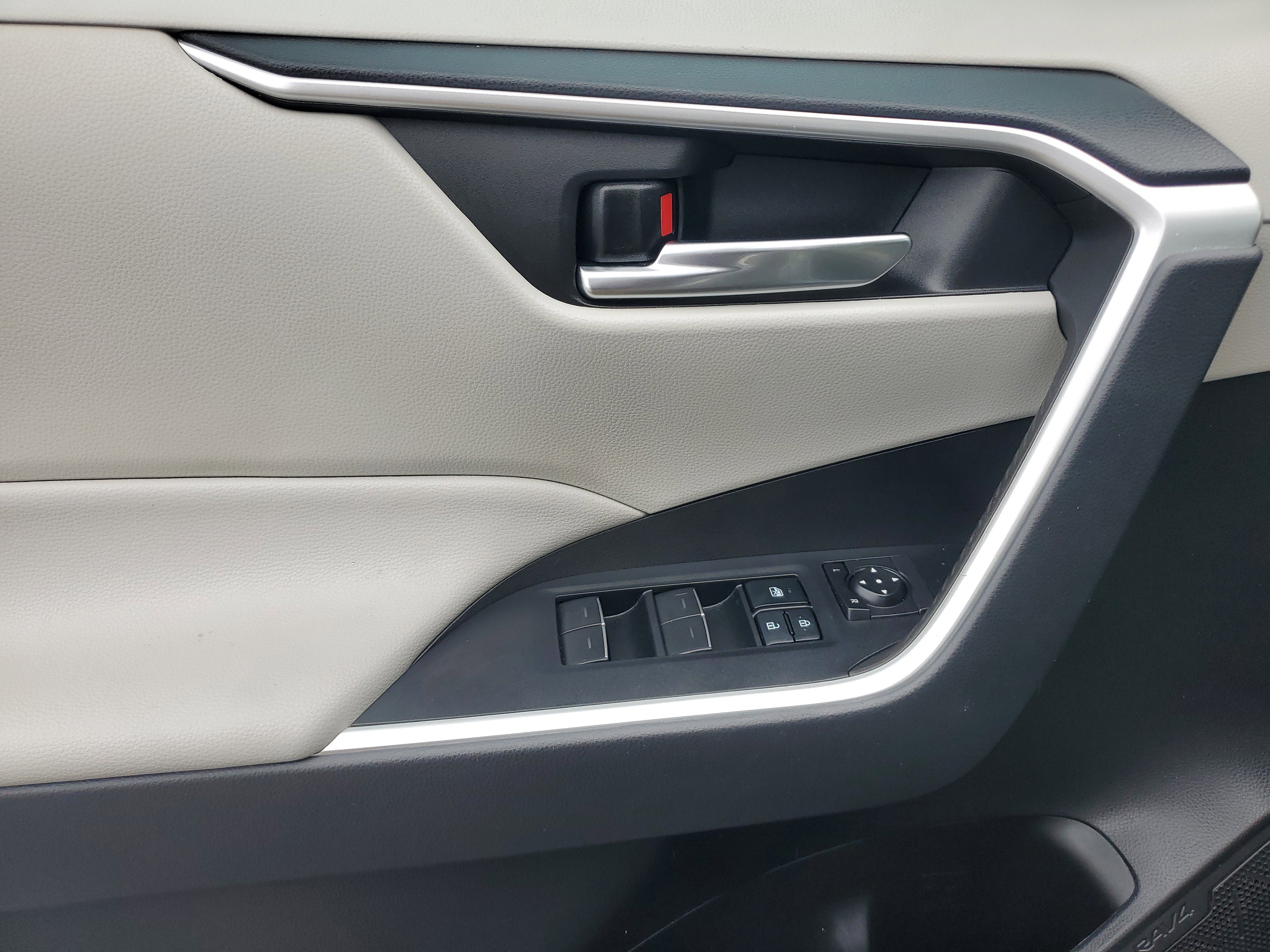 Used 2022 Toyota RAV4 XLE Premium image 19