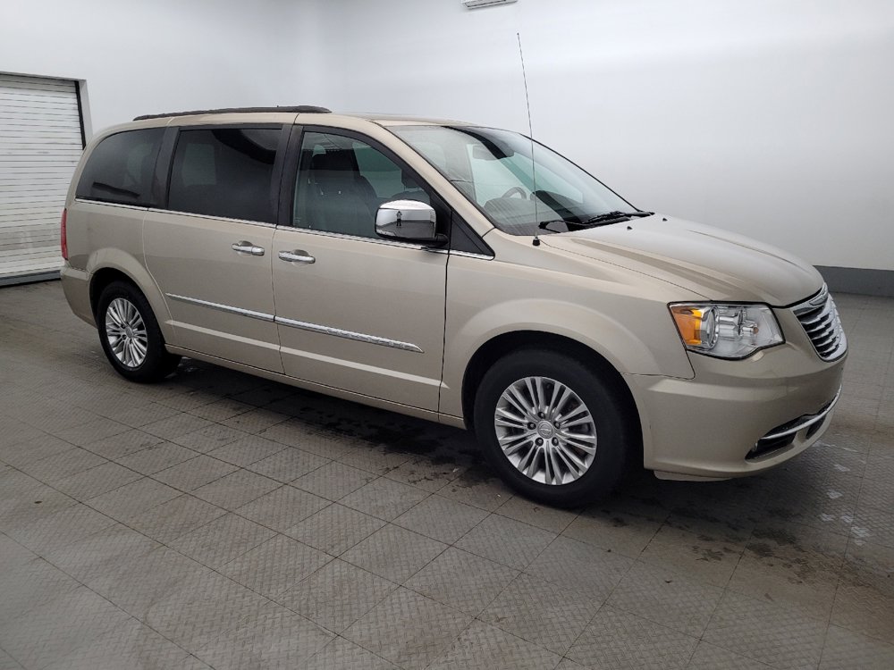 Used 2015 Chrysler Town & Country Touring-L w/ Driver Convenience Group image 11