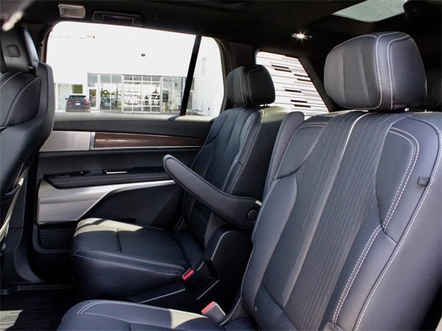 New 2026 Cadillac Vistiq Luxury w/ LPO, Floor Liner Package AWD/4WD image 9