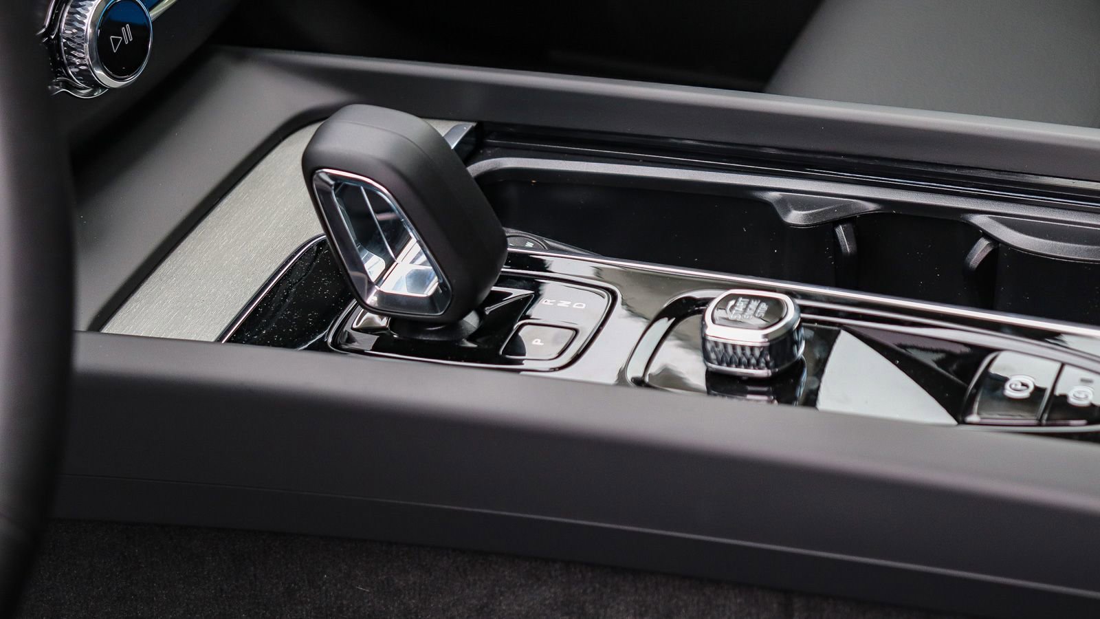 Used 2025 Volvo XC60 T8 Plus w/ Climate Package PRO AWD/4WD image 20