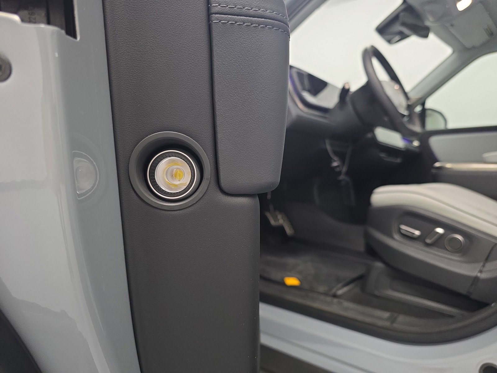 Used 2024 Rivian R1S Adventure AWD/4WD image 32