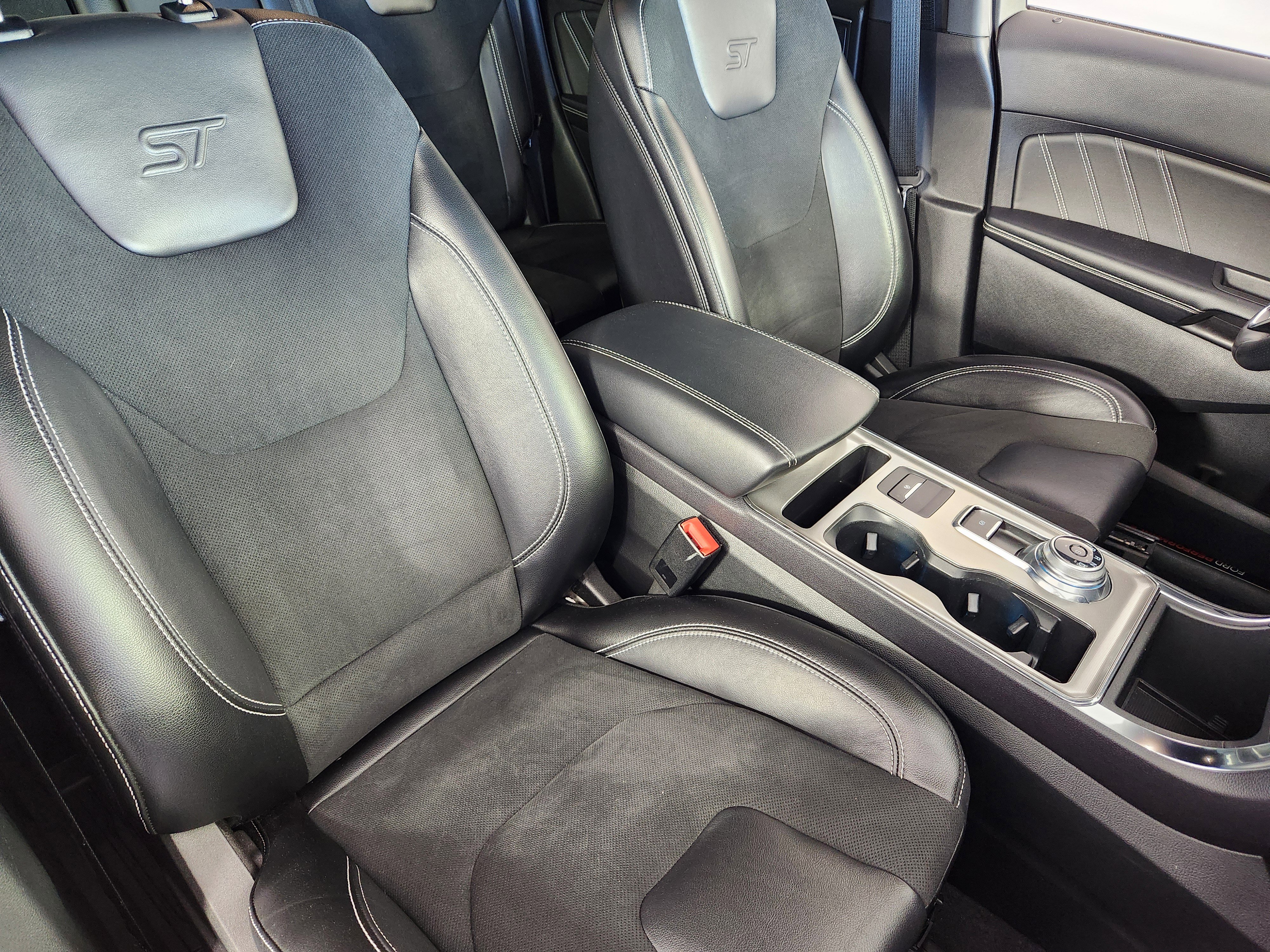 Used 2023 Ford Edge ST image 9