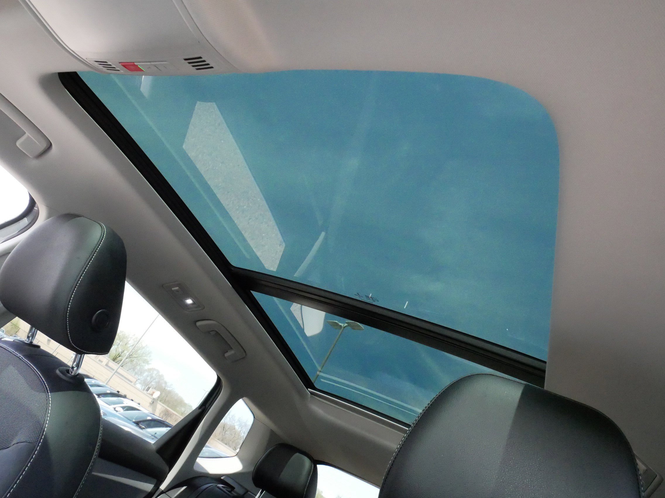 Certified 2022 Volkswagen Taos SE w/ Panoramic Sunroof Package AWD/4WD image 33