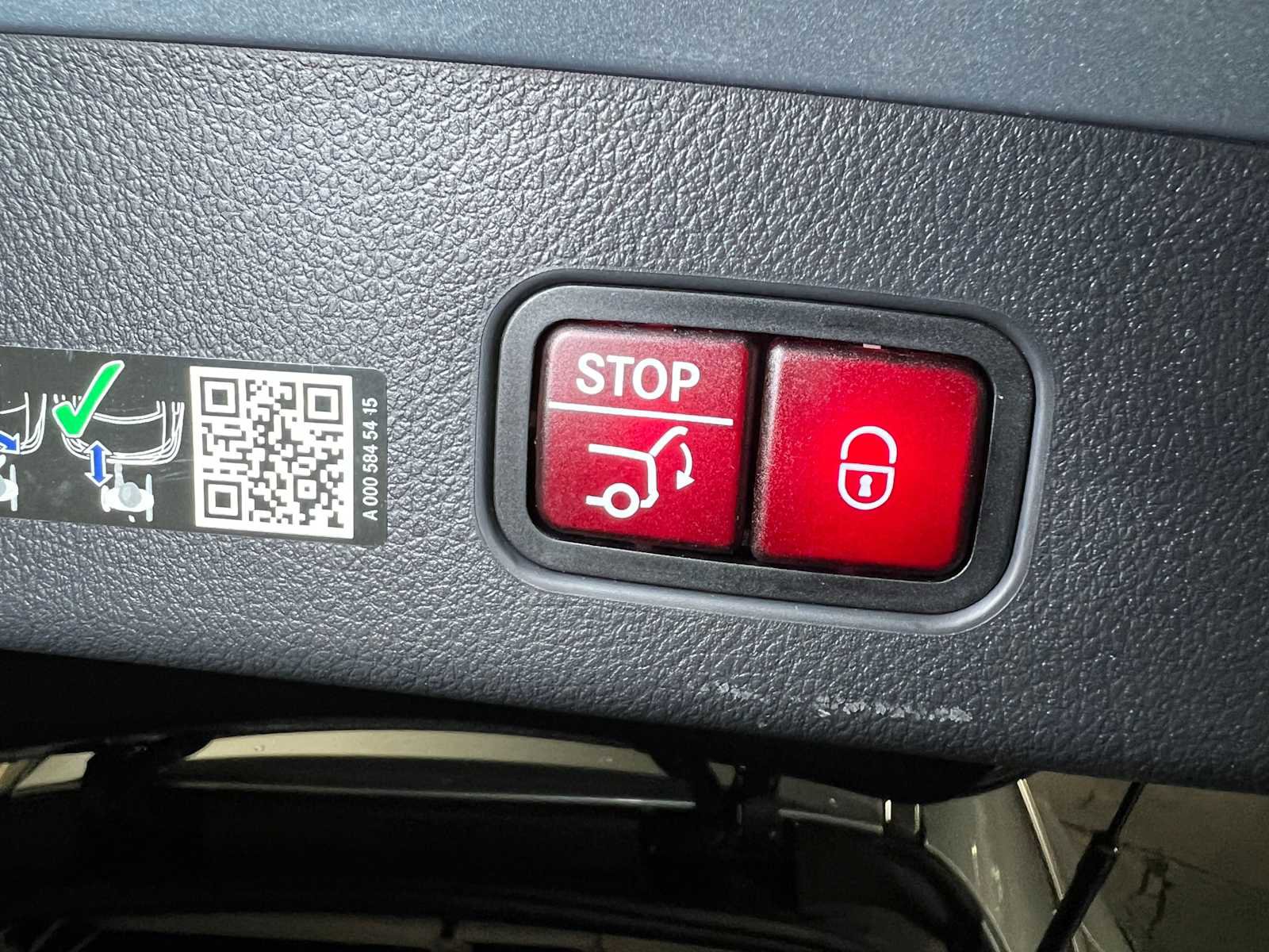 Used 2025 Mercedes-Benz GLC 300 4MATIC image 17