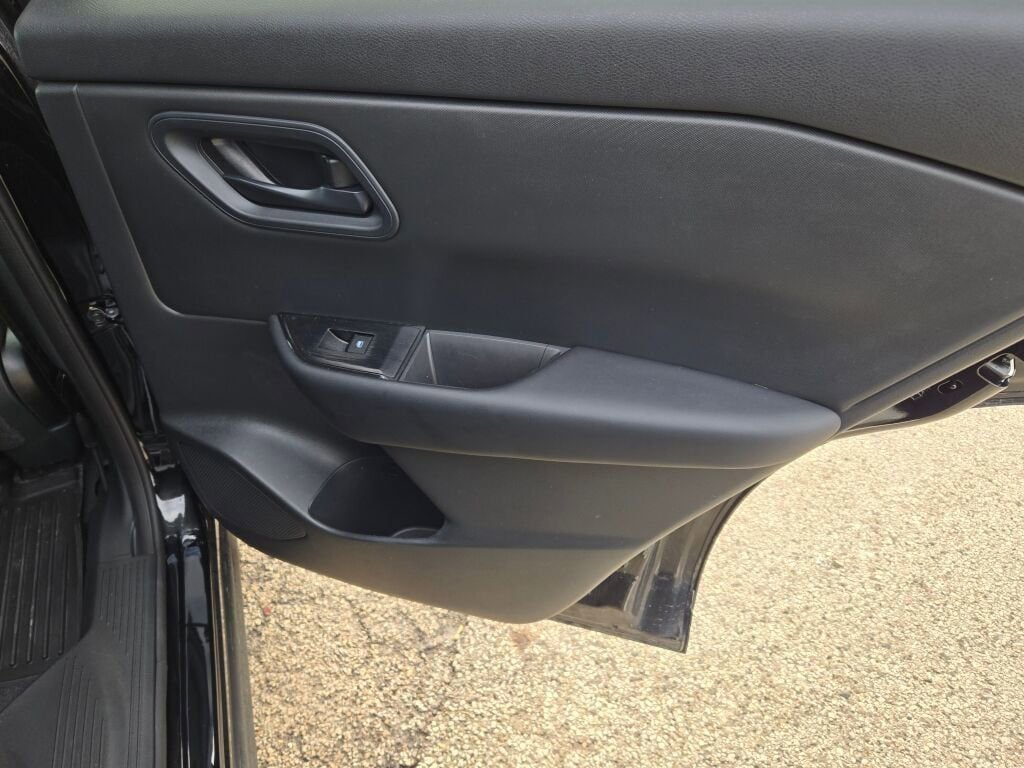 Used 2025 Nissan Rogue S image 9