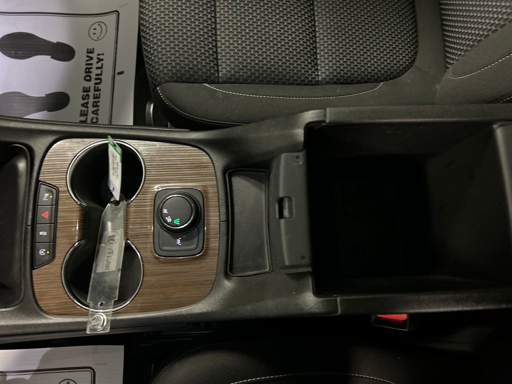 Used 2023 GMC Acadia SLE image 21