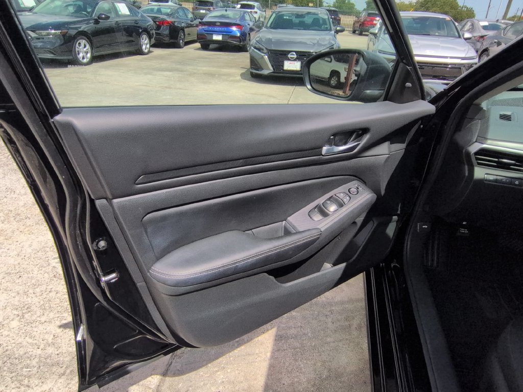 Used 2025 Nissan Altima 2.5 SV FWD image 11