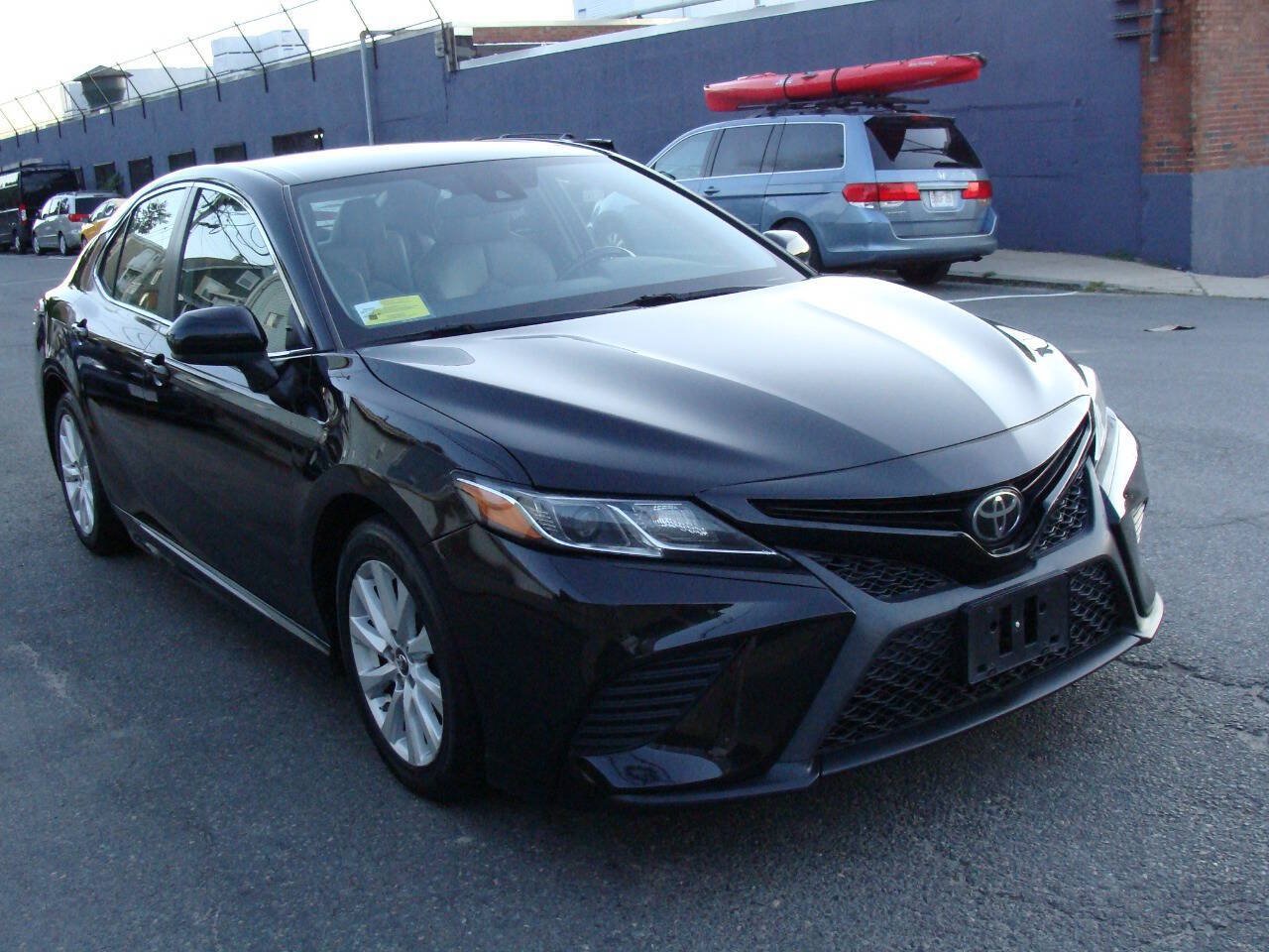 Used 2018 Toyota Camry SE FWD image 2