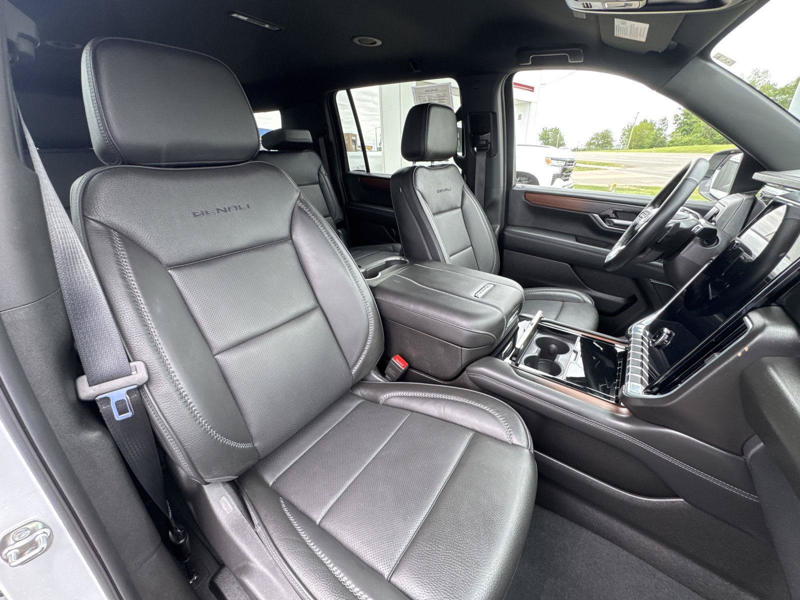Used 2025 GMC Yukon XL Denali AWD/4WD image 17
