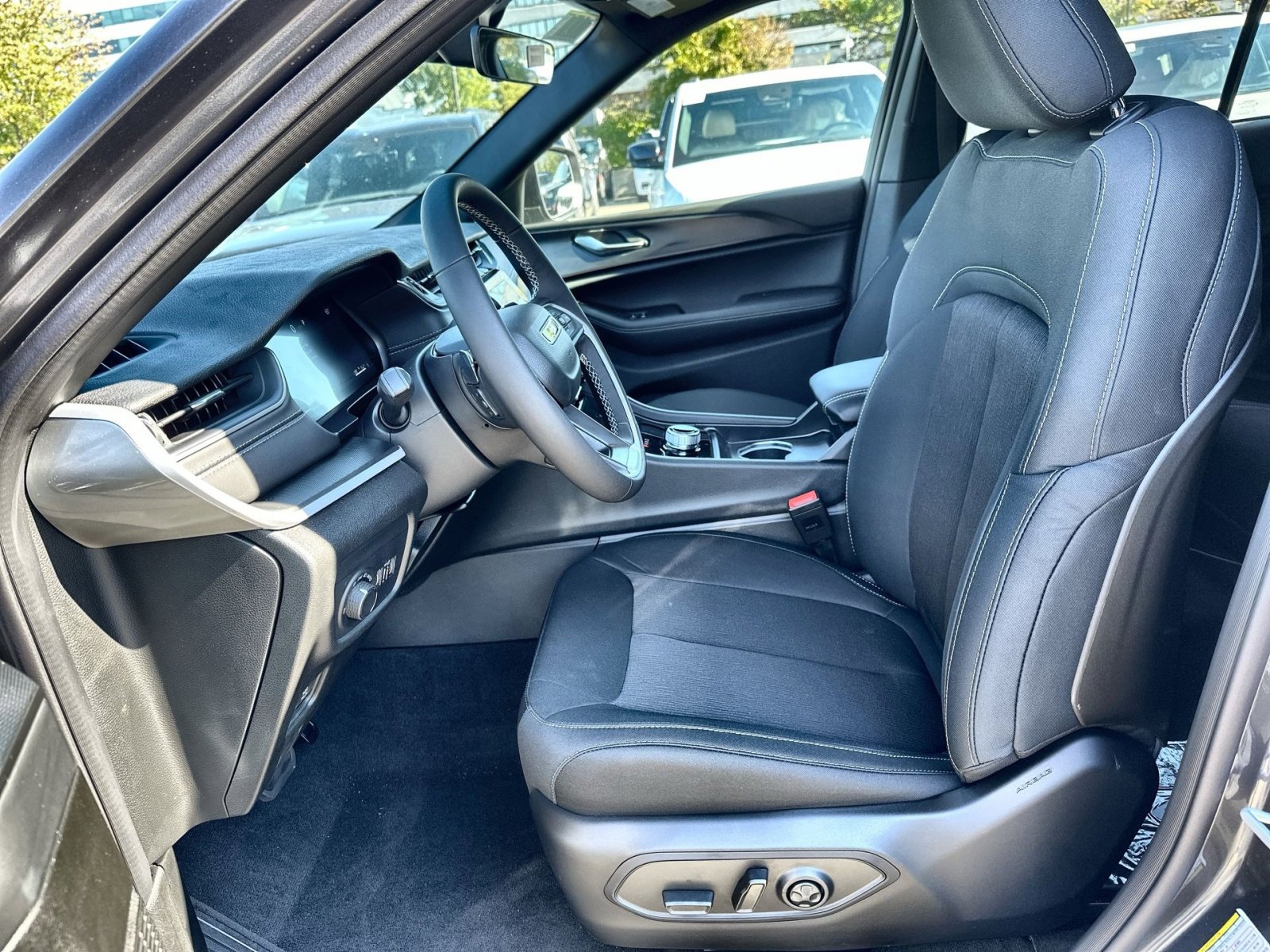 New 2025 Jeep Grand Cherokee Laredo X w/ Luxury Tech Group I image 13