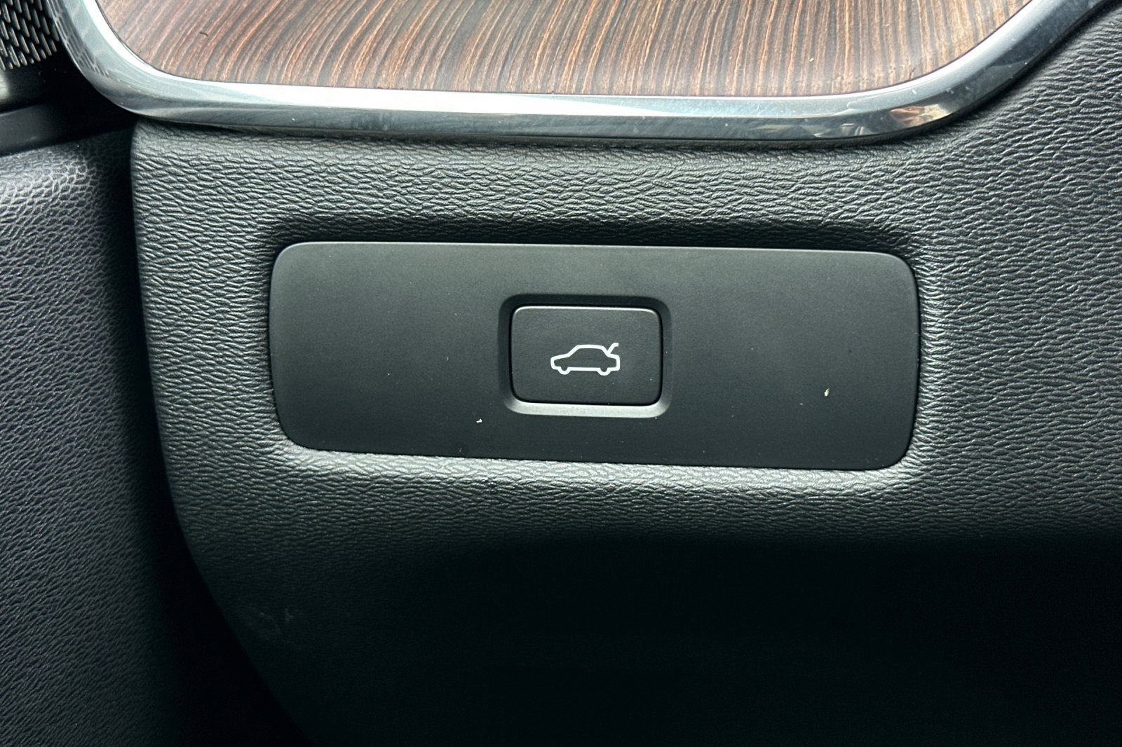 Used 2023 Volvo XC60 B5 Ultimate w/ Climate Package image 32