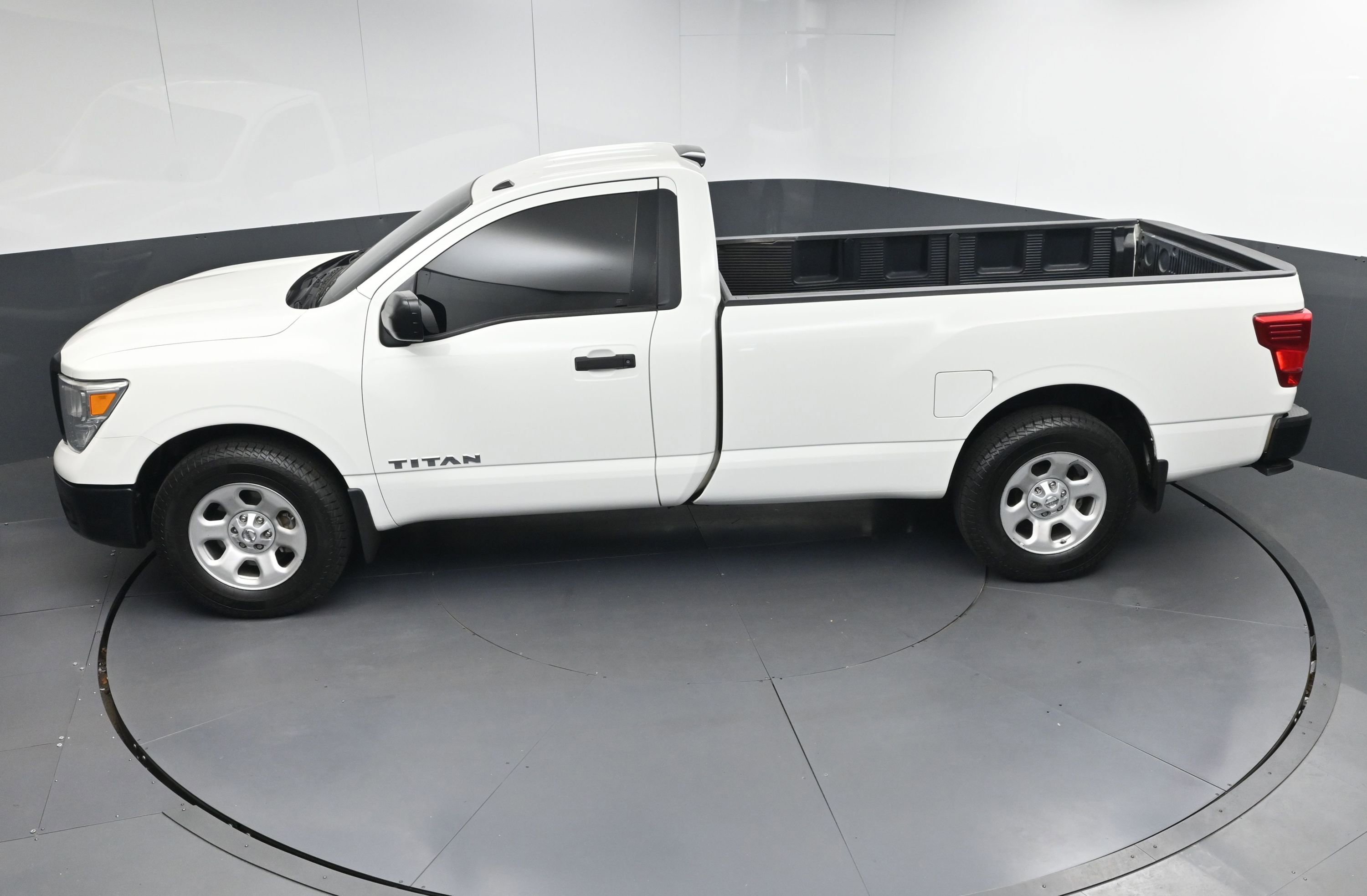 Used 2019 Nissan Titan S image 34