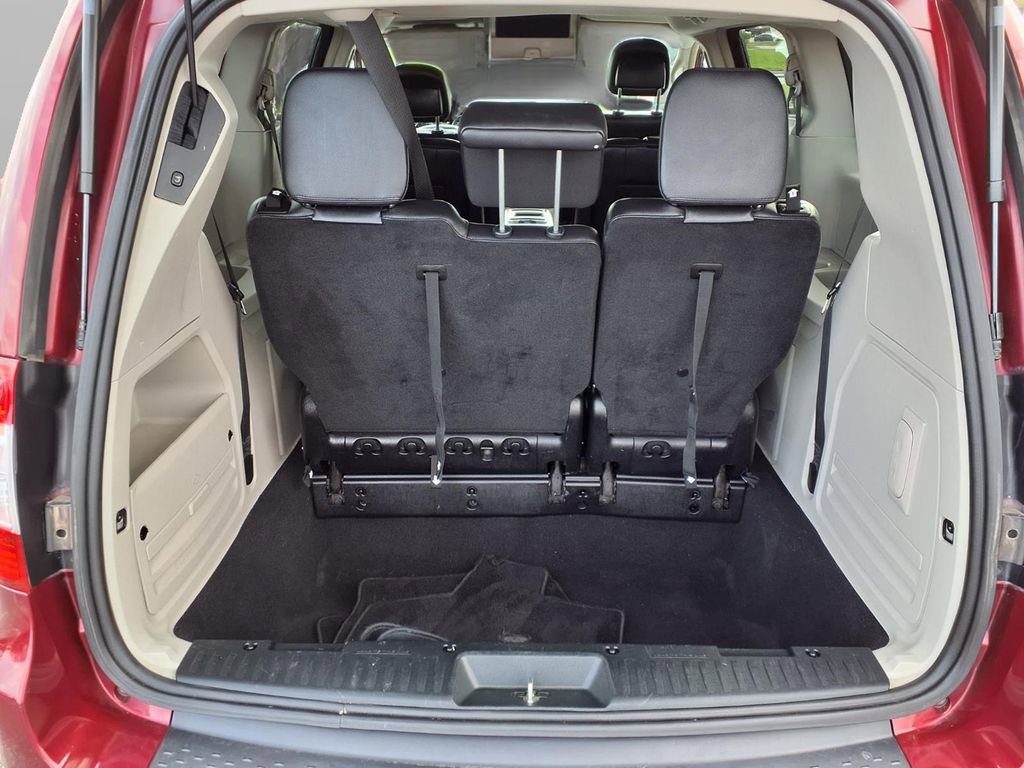 Used 2014 Chrysler Town & Country Touring image 29